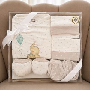 Conjunto Primera Puesta para Bebé – Gorro, Manoplas, Body y Babero